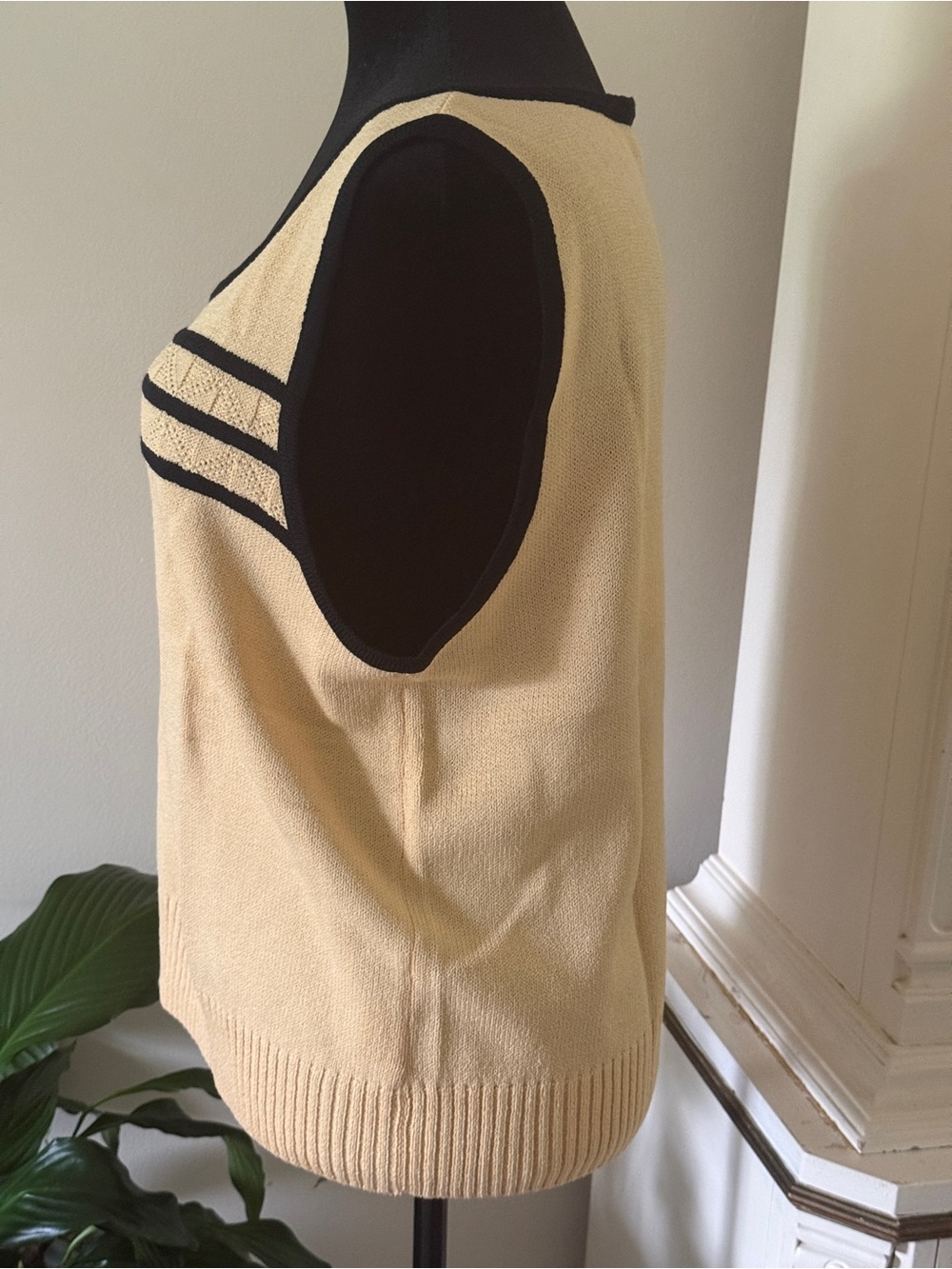 St. John Cream and Black Zip-Front Knit Jacket - Picture 11 of 12